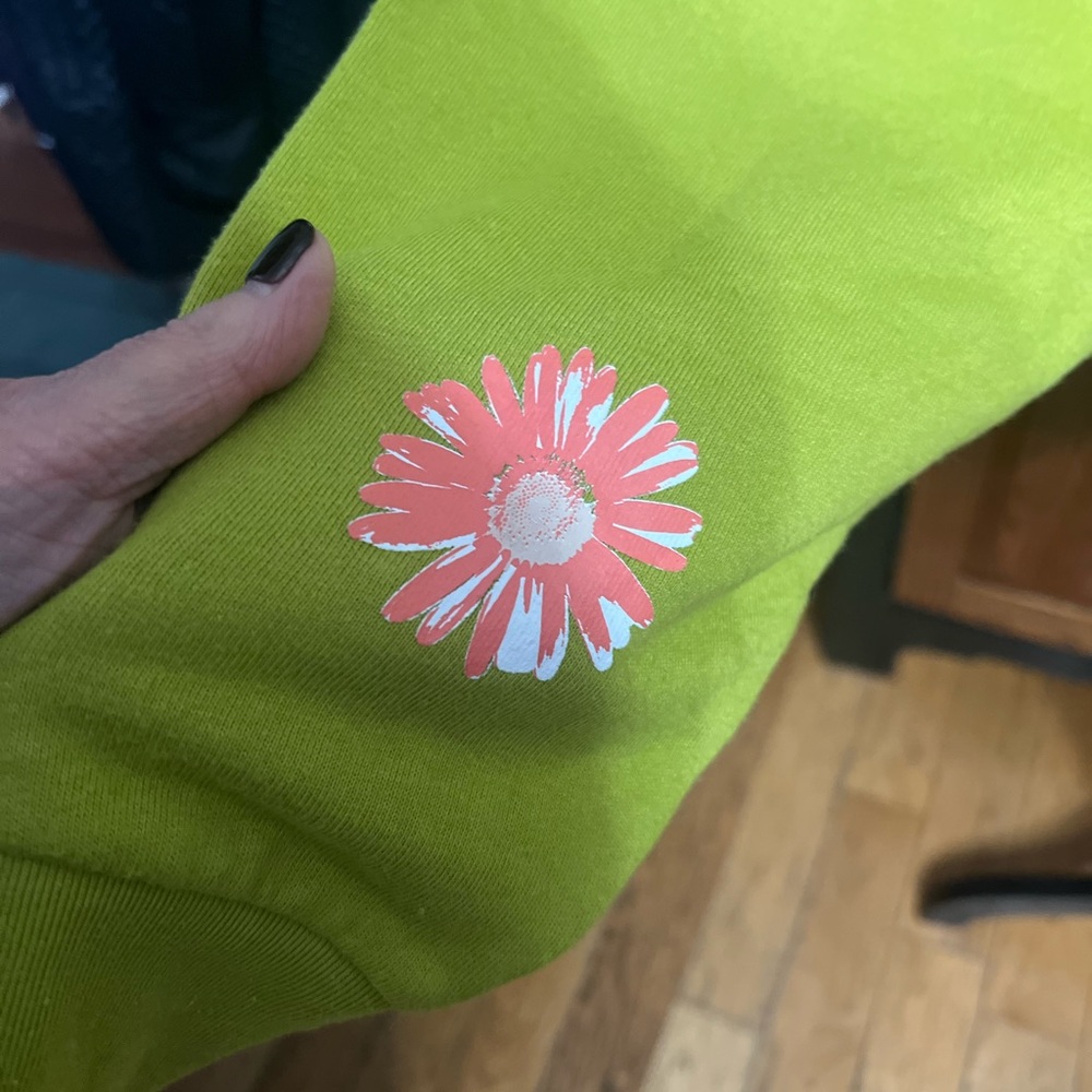Levi's-Chartreuse Sweatshirt with Daisy Print NWT - Picture 3 of 10